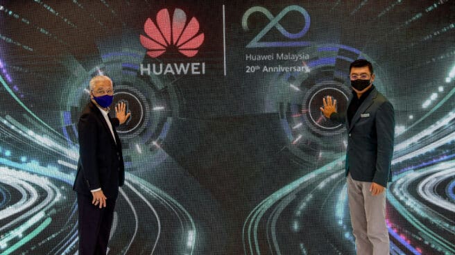El primer ministro de Malasia, Ismail Sabri Yaakob (izquierda), y el director ejecutivo de Huawei Malasi