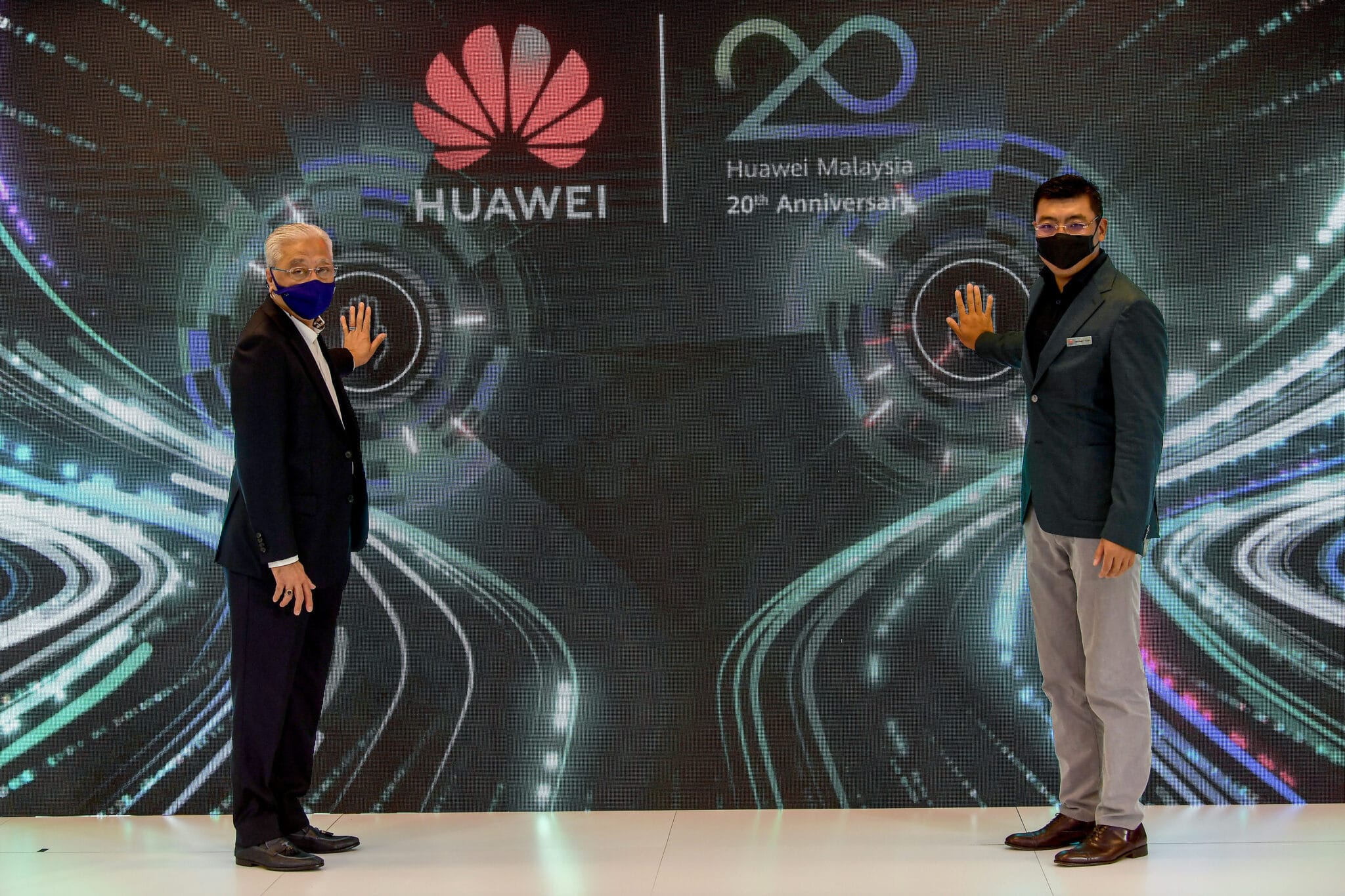El primer ministro de Malasia, Ismail Sabri Yaakob (izquierda), y el director ejecutivo de Huawei Malasi
