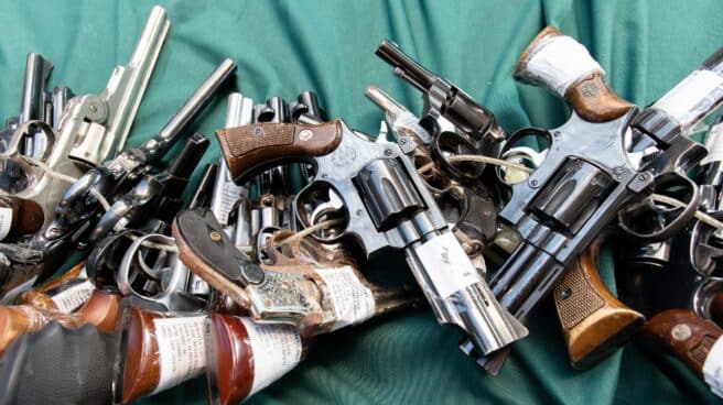 pistolas-revolveres-aumentan-44-0440-2021 Revólveres en exposición con motivo de una subasta de armas organizada por la Guardia Civil.