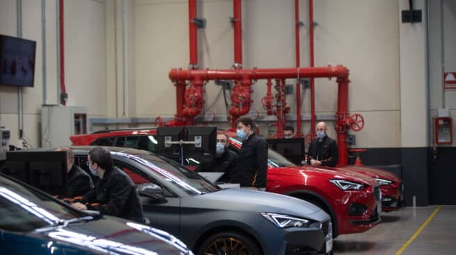 Casi la mitad de las empresas de automoción confirman un aumento de su facturación en 2021 Varios trabajadores en el nuevo Test Center Energy (TCE) de Seat