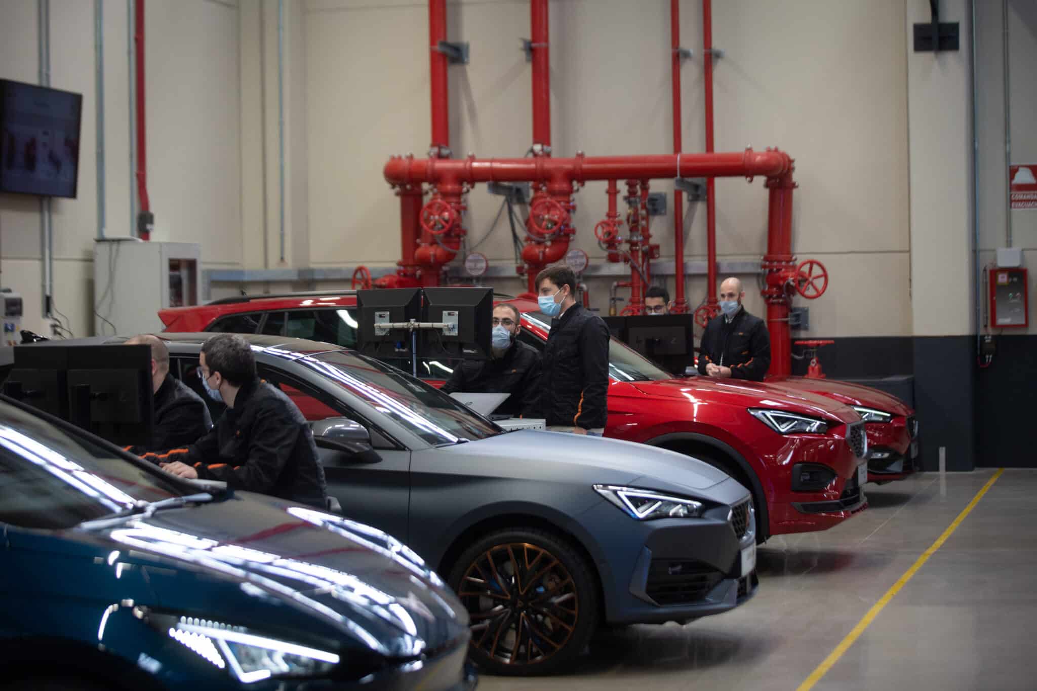 Varios trabajadores en el nuevo Test Center Energy (TCE) de Seat