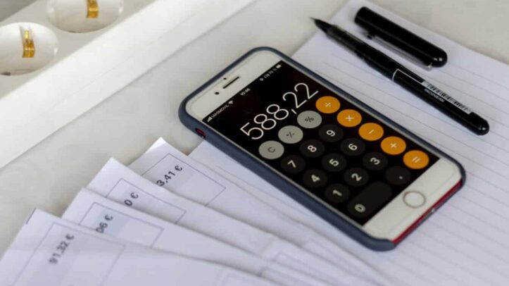 Una calculadora, una factura de la luz y una largadera.