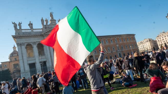 Un hombre porta una bandera italiana en Roma
