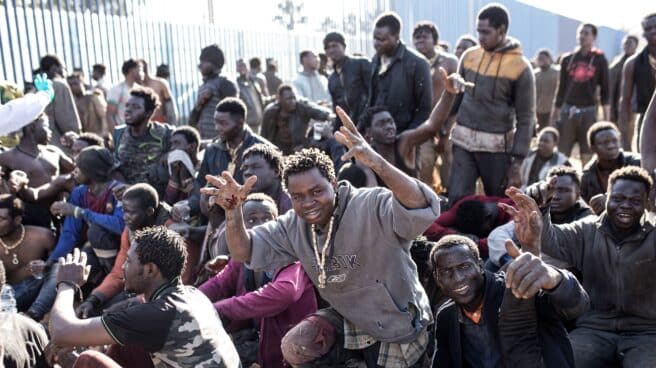 Migrantes en el CETI de Melilla tras salta la valla el pasado mes de marzo.