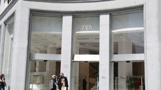 Fachada del nuevo centro de Inditex con las tiendas de Zara y Stradivarius, en Plaza de España.