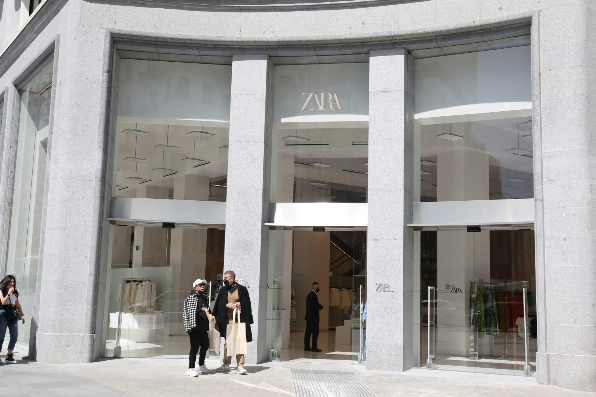 Fachada del nuevo centro de Inditex con las tiendas de Zara y Stradivarius, en Plaza de España.