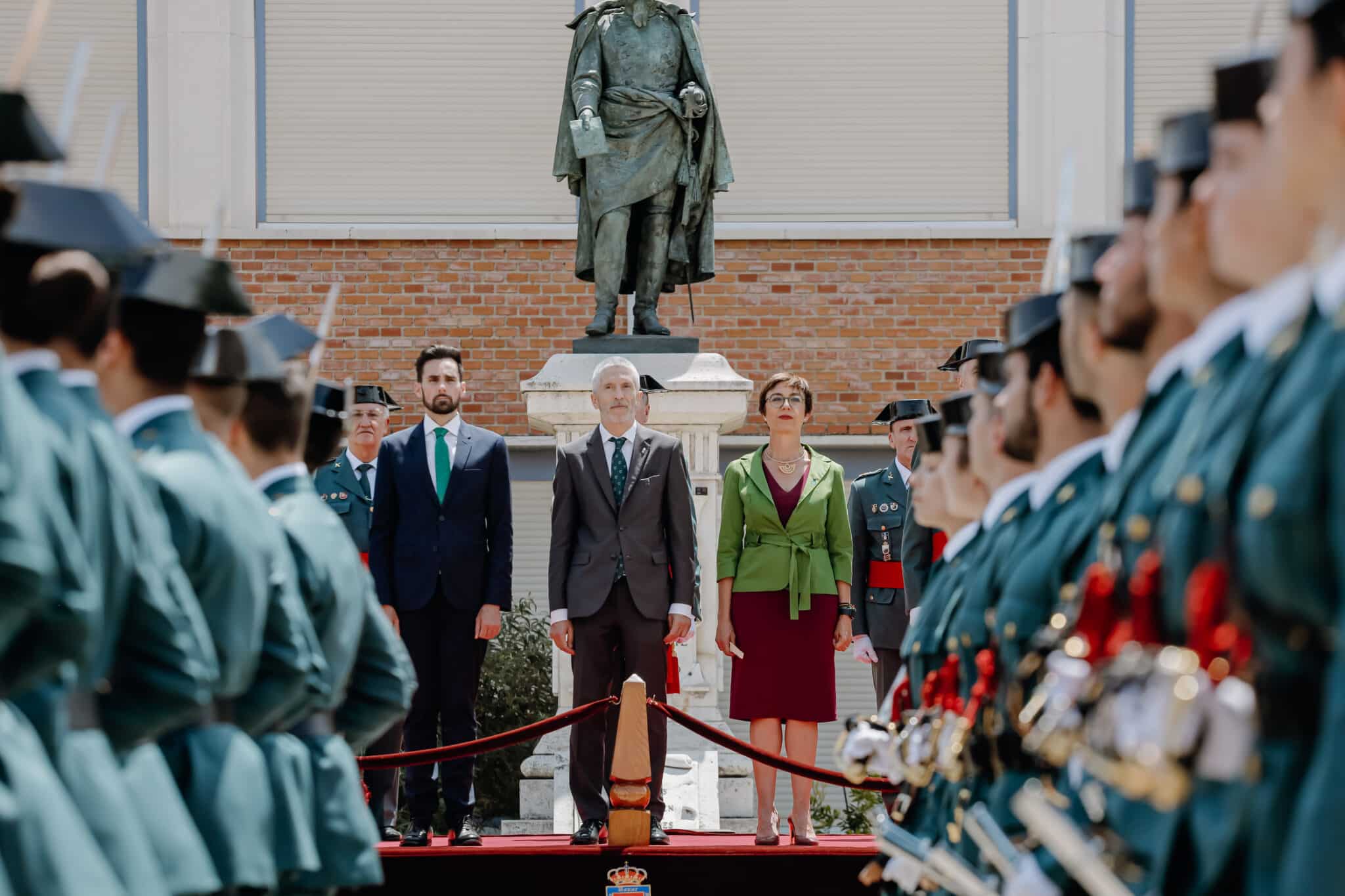 El ministro Grande-Marlaska con el secretario de Estado y la directora de la Guardia Civil en un acto del Cuerpo.