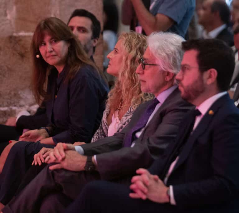 Tensa reunión de Aragonès, Borràs y las cúpulas de ERC y JxCat para evitar la ruptura