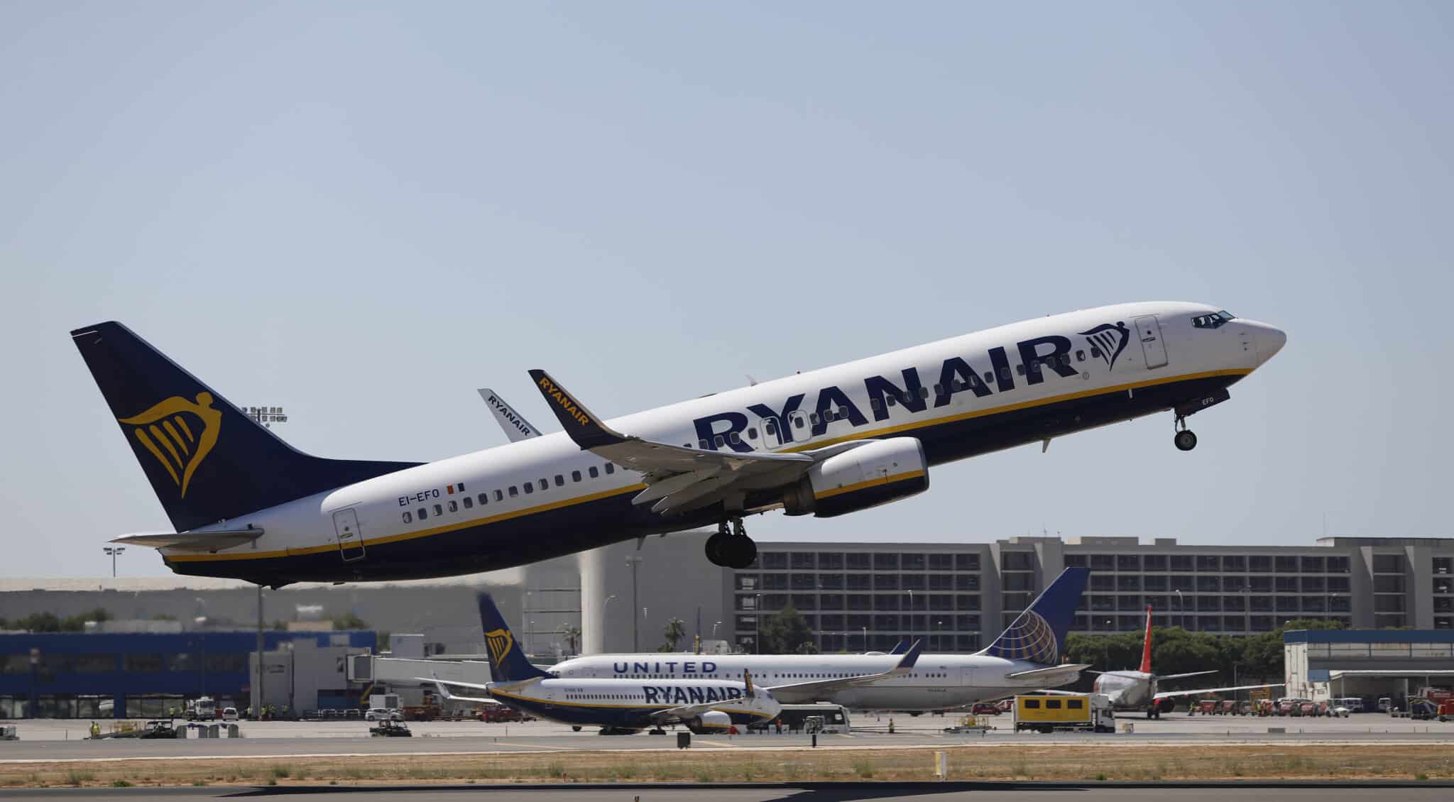 Un avión de Ryanair despega en el aeropuerto de Palma.