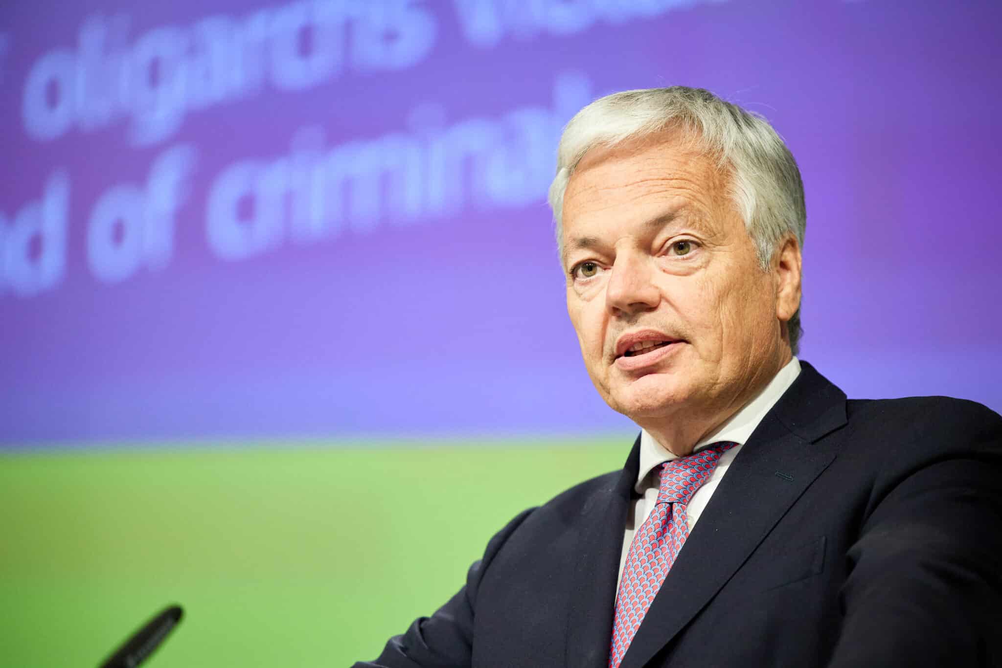 : El comisario europeo de Justicia, Didier Reynders, habla durante una conferencia de prensa sobre las nuevas normas de la UE