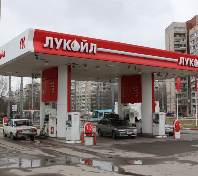 Lukoil, la mayor petrolera rusa: críticas a Putin, muertes de directivos e interés por Repsol