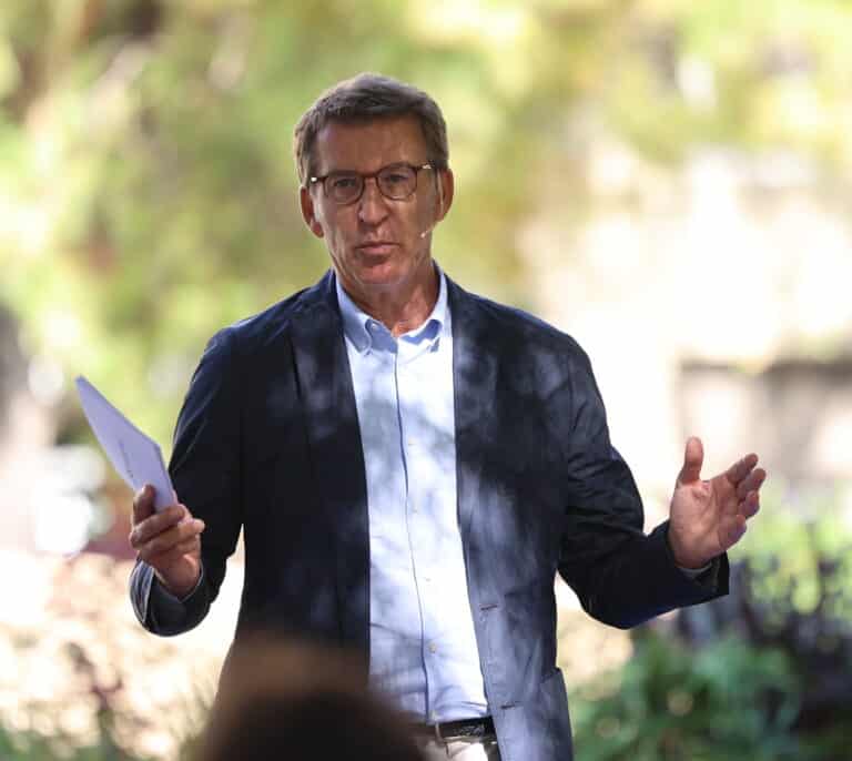 Feijóo aumenta su ventaja a más de 40 escaños en las primeras encuestas del curso político