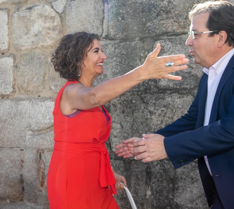 María Jesús Montero se burla de Feijóo: "Es el señor Mopongo, no porque venga de África"