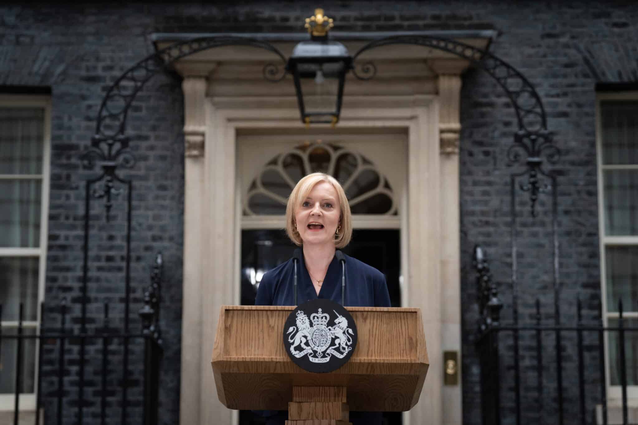 La primera ministra británica, Liz Truss, da su primera rueda de prensa en el cargo a las afueras del número 10 de Downing Street.