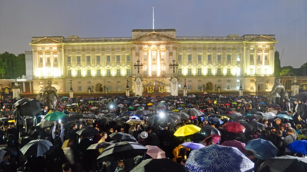 La multitud se concentra, de noche y bajo la lluvia, a las puertas del Palacio de Buckingham tras la muerte de Isabel II de Inglaterra