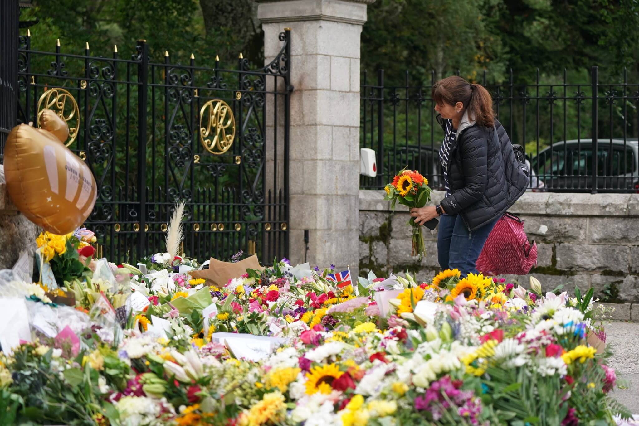 Flores en honor a la reina Isabel II de Inglaterra en el Palacio de Balmoral (Escocia)