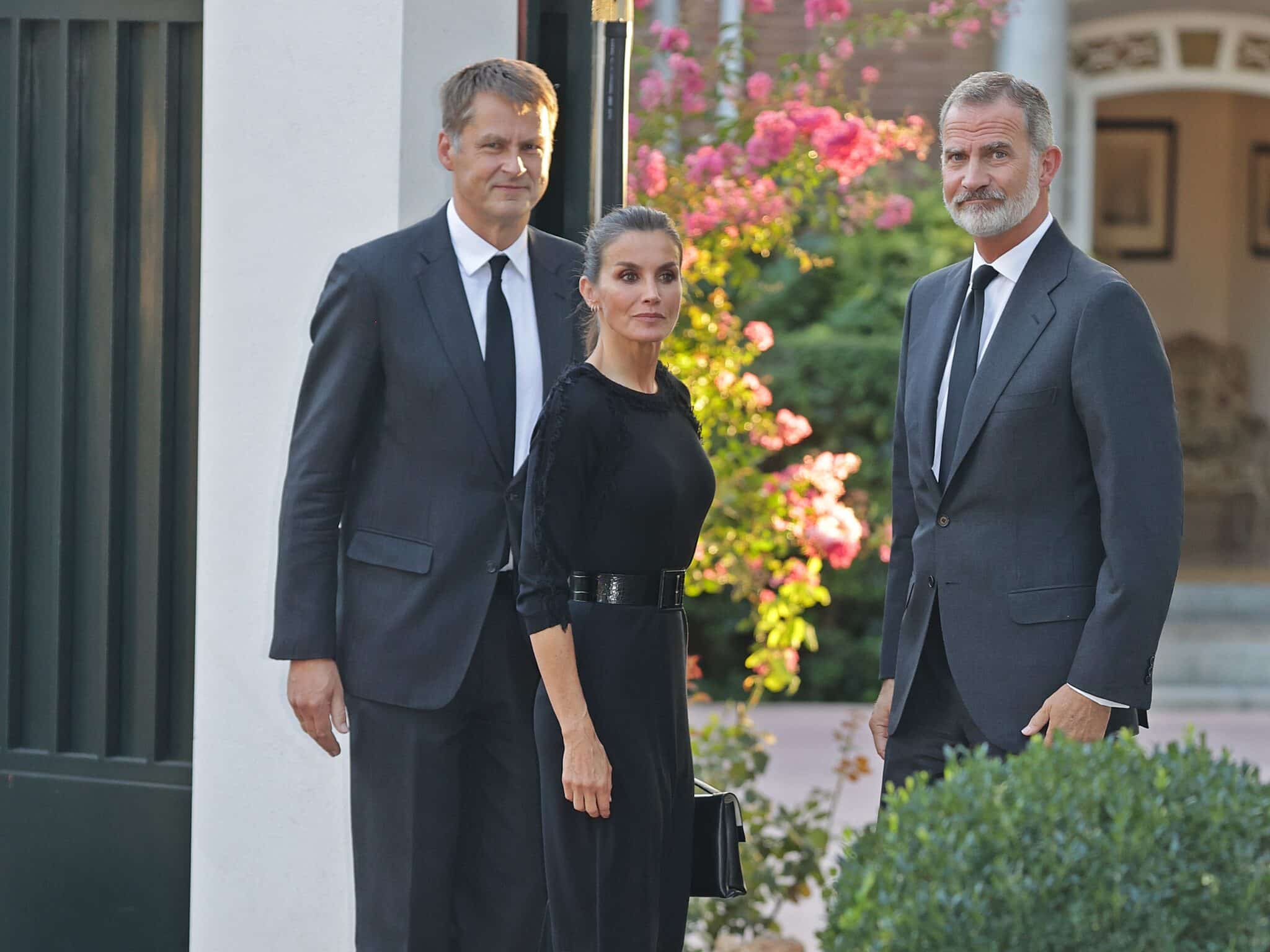 Los reyes acuden al domicilio del embajador de Reino Unido en Madrid para trasladarle sus condolencias por el fallecimiento de Isabel II