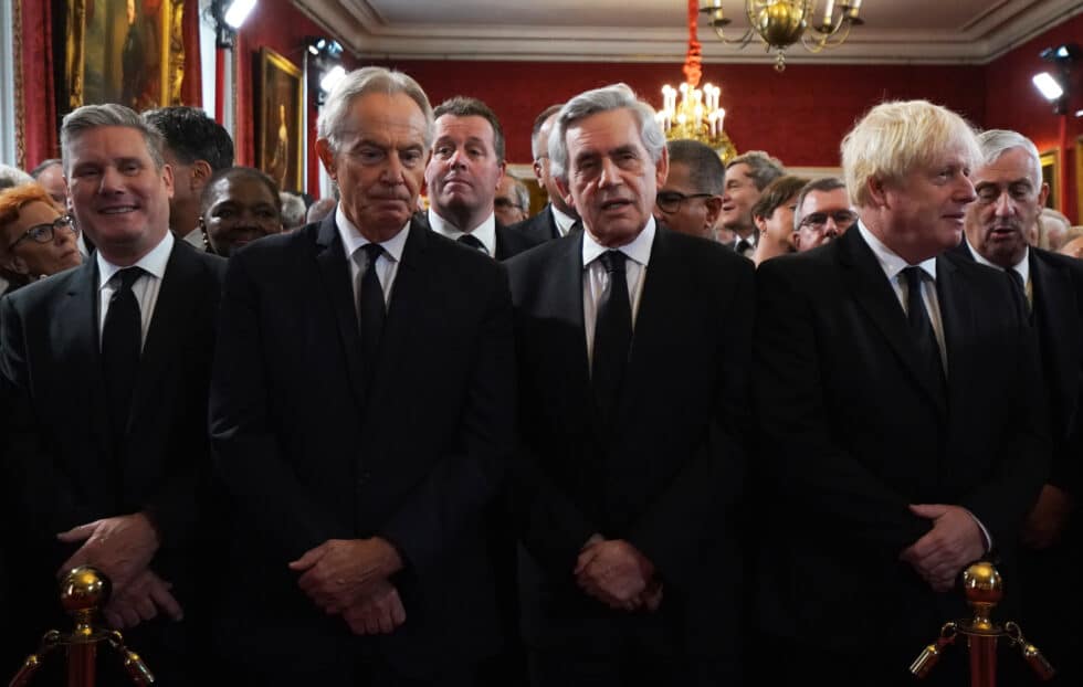 (I-D) El líder laborista Sir Keir Starme, y los ex primer ministros Tony Blair, Gordon Brown y Boris Johnson durante el acto de proclamación de Carlos III como rey de Inglaterra.