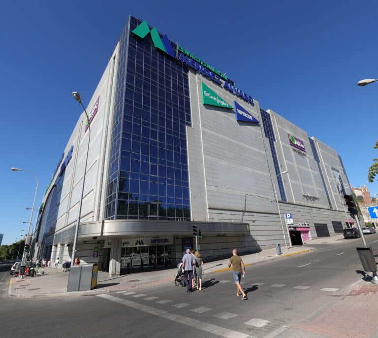 Carrefour, Ikea y El Corte Inglés pedirán una subida salarial del 18% para sus trabajadores