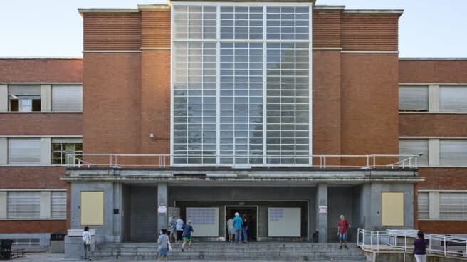 Varias personas a la entrada de la Facultad de Filología de la Universidad Complutense de Madrid antes de comenzar el examen para optar a una de las 765 plazas de Auxiliar Administrativo de la Comunidad de Madrid