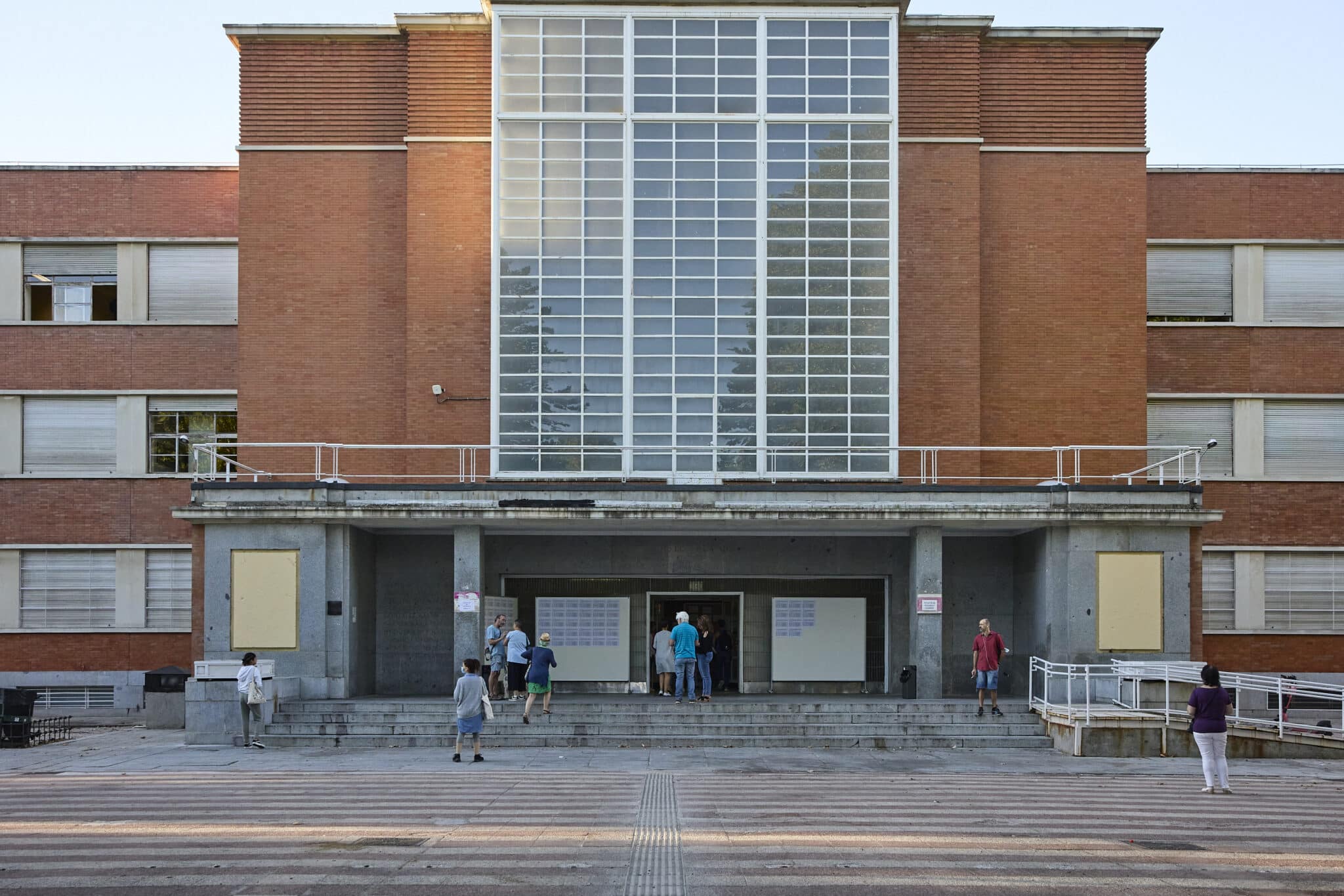 Varias personas a la entrada de la Facultad de Filología de la Universidad Complutense de Madrid antes de comenzar el examen para optar a una de las 765 plazas de Auxiliar Administrativo de la Comunidad de Madrid