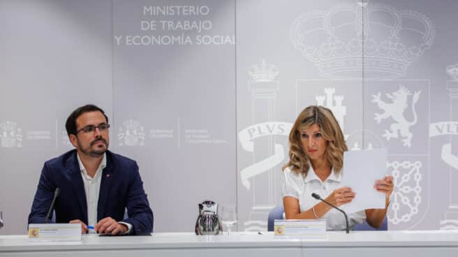 La vicepresidenta segunda del Gobierno y ministra de Trabajo y Economía Social, Yolanda Díaz y el ministro de Consumo, Alberto Garzón.