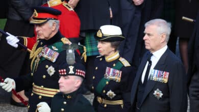 El rey Carlos III y sus hermanos acompañan a pie el féretro de Isabel II hasta la catedral de St. Giles