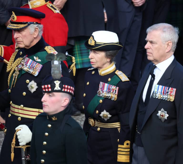 El rey Carlos III y sus hermanos acompañan a pie el féretro de Isabel II hasta la catedral de St. Giles