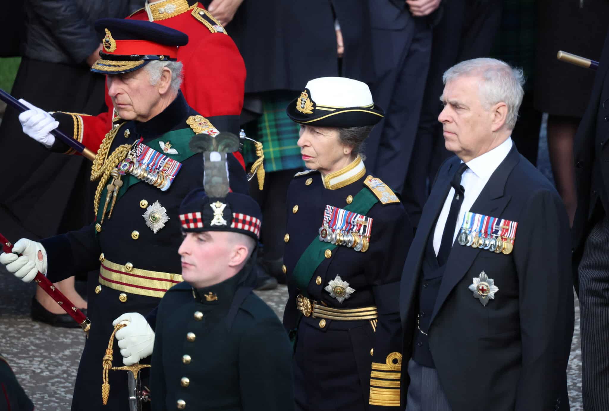 El rey Carlos III, la princesa real y el duque de York caminan detrás del ataúd de la reina Isabel II