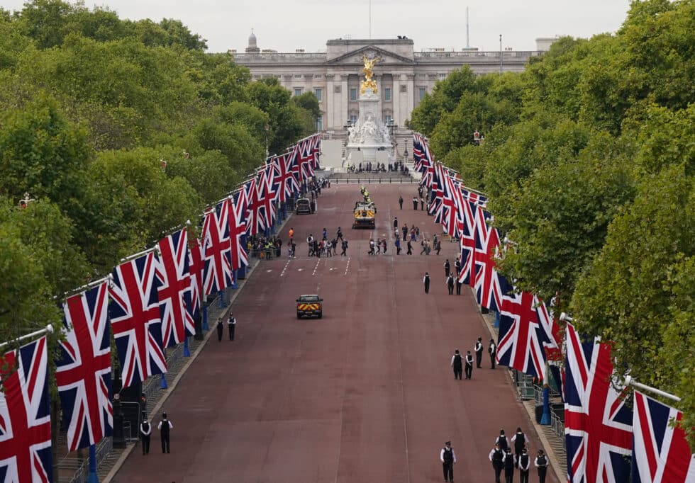 El personal se reúne a lo largo del Mall antes de la solemne procesión del ataúd de la Reina Isabel II desde el Palacio de Buckingham hasta Westminster Hall