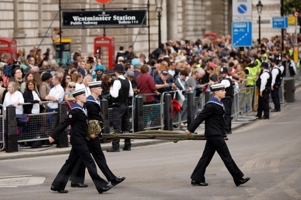 La gente observa a los miembros de las fuerzas armadas en Westminster, antes de la solemne procesión del ataúd de la Reina Isabel II desde el Palacio de Buckingham hasta Westminster Hall