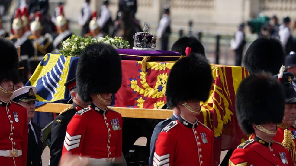El féretro de Isabel II llega al palacio de Westminster.