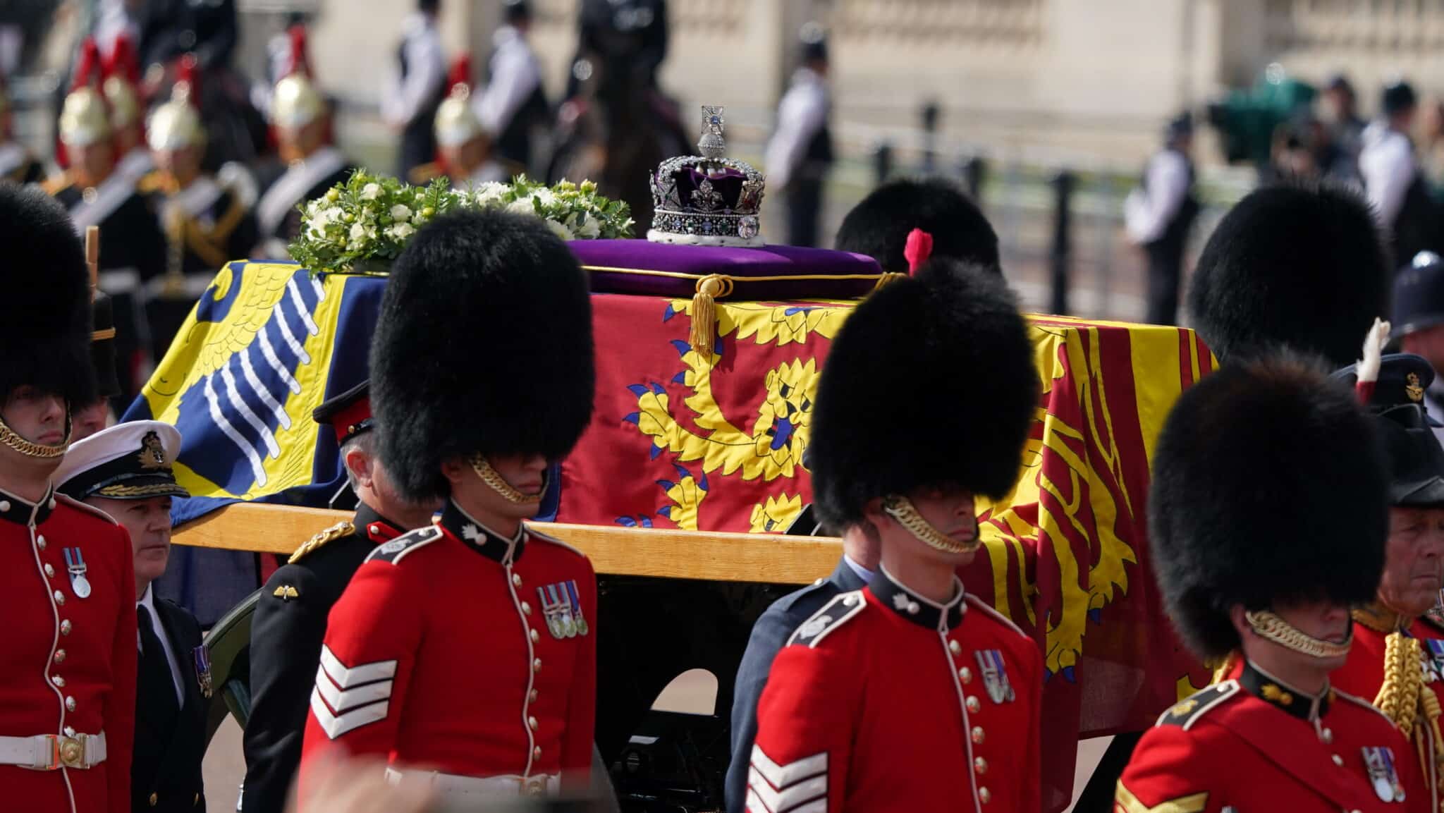 El féretro de Isabel II llega al palacio de Westminster.