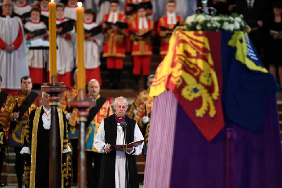 El ataúd de la Reina Isabel II envuelto en el Estandarte Real con la Corona del Estado Imperial colocada en la parte superior, descansa sobre el catafalco en Westminster Hall