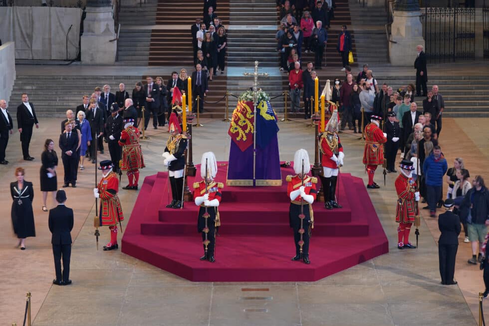 La procesión militar como el ataúd de la Reina Isabel II, envuelto en el Estandarte Real con la Corona del Estado Imperial
