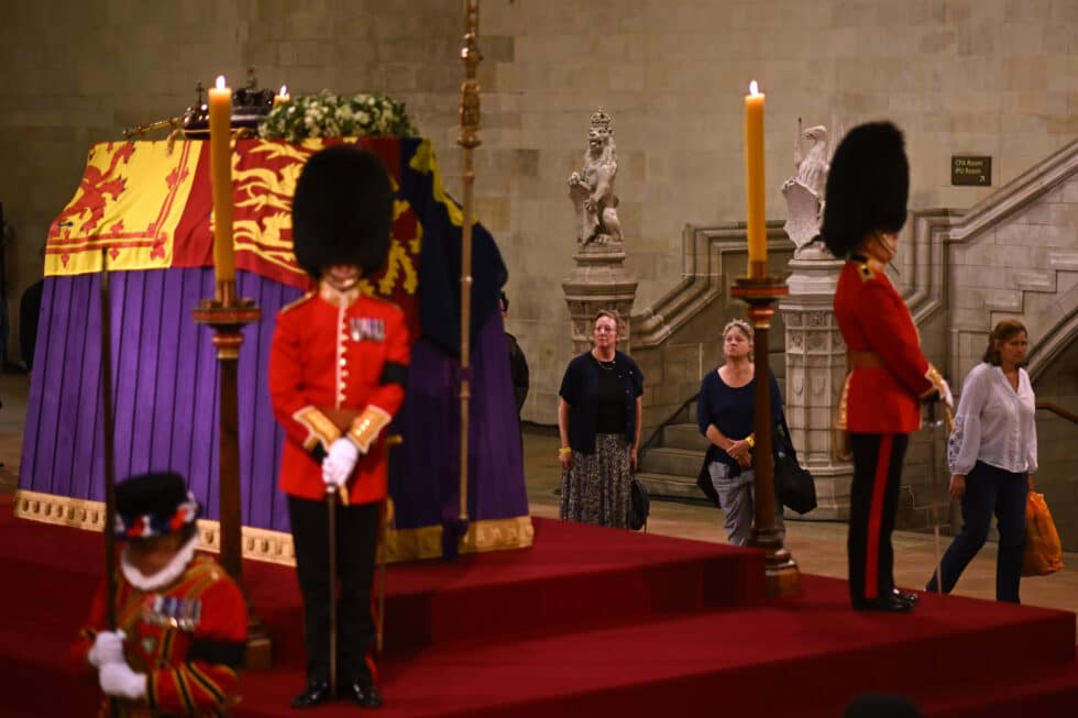 Una fotografía difundida por el Parlamento del Reino Unido muestra al arzobispo de Canterbury Justin Welby (C-L) al frente del servicio para el comienzo de la mentira-en-estado de la reina Isabel II de Gran Bretaña