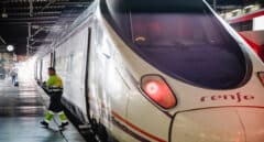 El tren Sevilla-Badajoz-Madrid choca sin heridos contra un camión en un paso a nivel