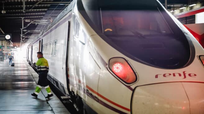 El tren Sevilla-Badajoz-Madrid choca sin heridos contra un camión en un paso a nivel Un trabajador sale de un AVE estacionado en la estación de Atocha, a 15 de septiembre de 2022, en Madrid (España).