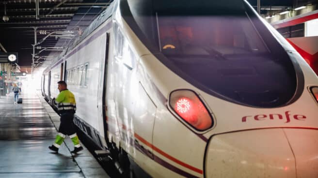 Un trabajador sale de un AVE estacionado en la estación de Atocha, a 15 de septiembre de 2022, en Madrid (España).