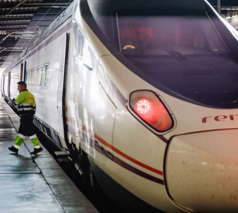 El tren Sevilla-Badajoz-Madrid choca sin heridos contra un camión en un paso a nivel