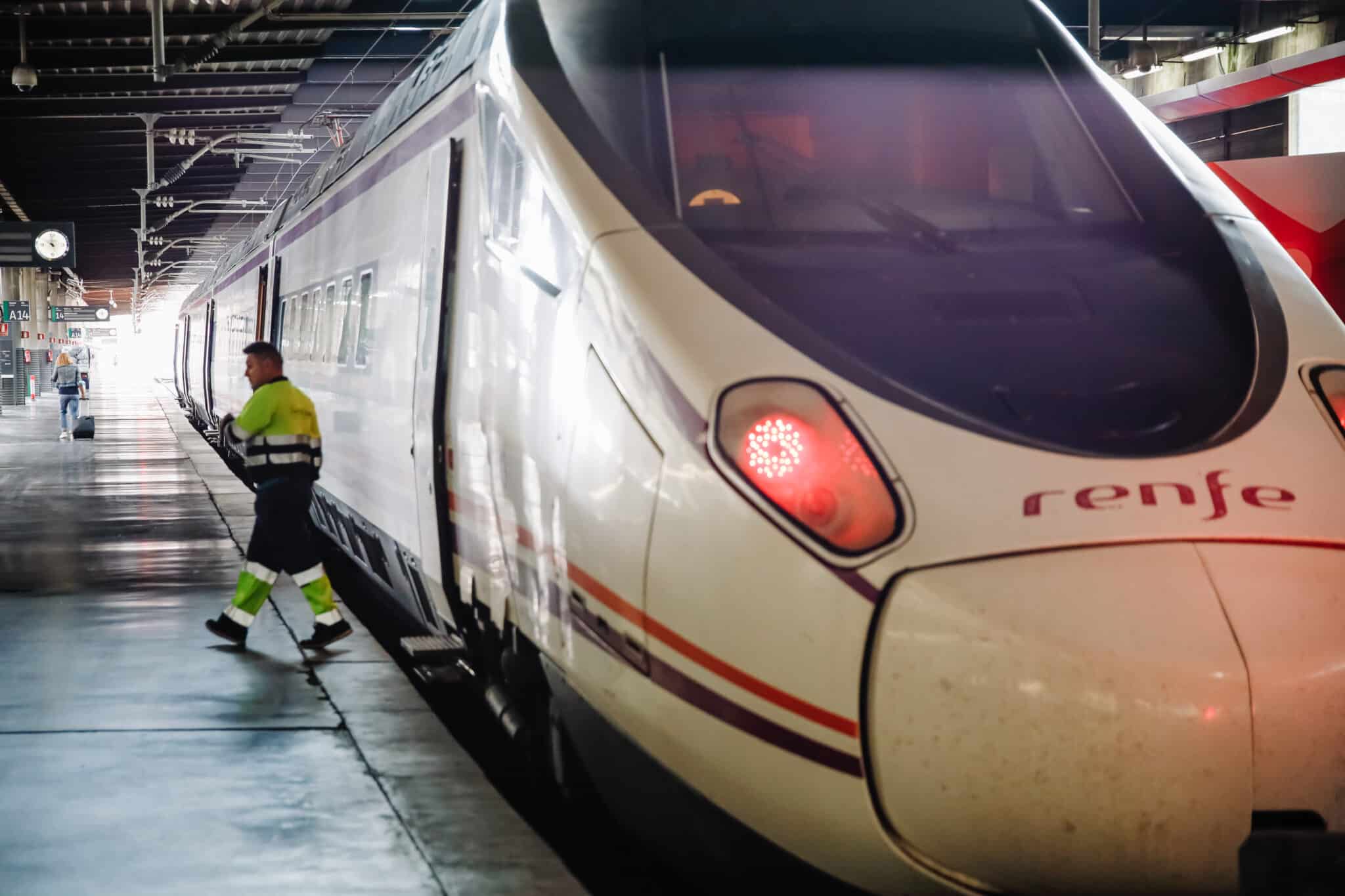 Un trabajador sale de un AVE estacionado en la estación de Atocha, a 15 de septiembre de 2022, en Madrid (España).