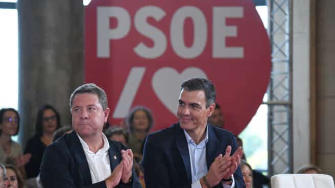 El presidente del Gobierno y secretario general del PSOE, Pedro Sánchez, junto al presidente de Castilla-La Mancha, Emiliano García-Page (i), el pasado 15 de septiembre de 2022 en un acto en Toledo.