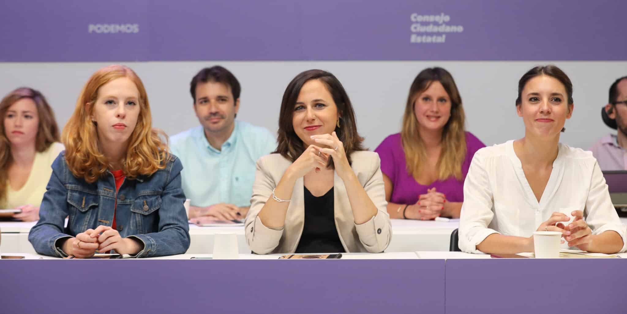 (I-D) La secretaria de Organización de Podemos, Lilith Verstrynge; la ministra de Derechos Sociales y Agenda 2030, Ione Belarra; y la ministra de Igualdad, Irene Montero;