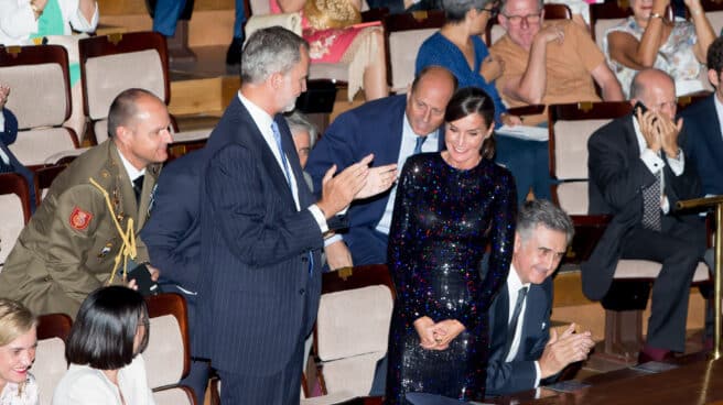 Los Reyes junto a la ministra de Sanidad, Carolina Darias, durante el concierto extraordinario de la Orquesta y Coro Nacionales de España