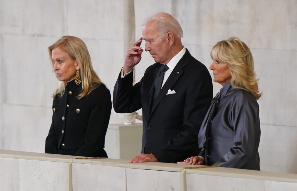 Joe Biden se santigua en la capilla ardiente de la reina Isabel.