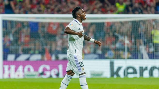 Vinicius Junior del Real Madrid celebra el gol de su lado durante el partido de fútbol de la Liga española entre el Atlético de Madrid y el Real Madrid en el estadio Wanda Metropolitano.