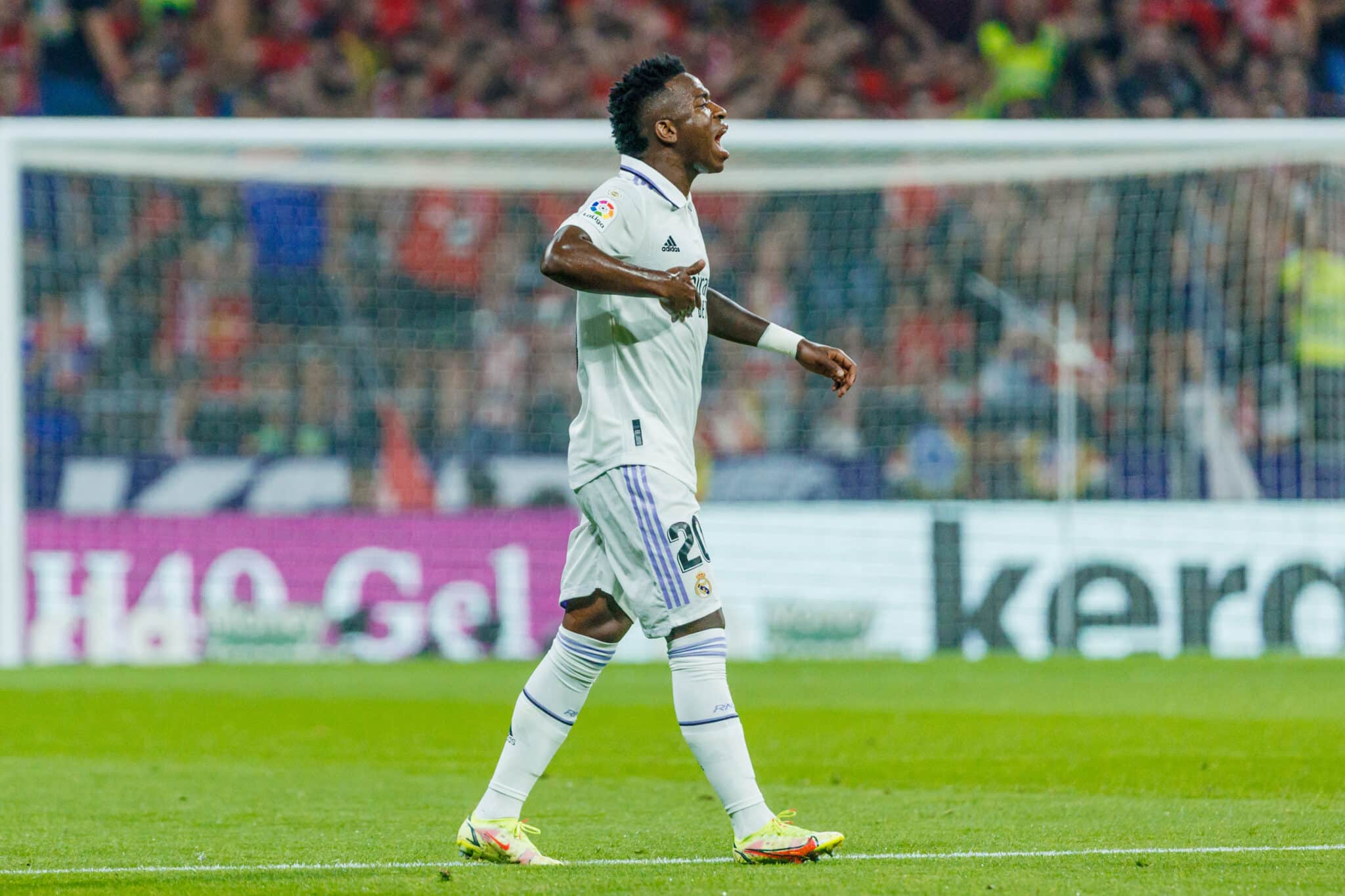 Vinicius Junior del Real Madrid celebra el gol de su lado durante el partido de fútbol de la Liga española entre el Atlético de Madrid y el Real Madrid en el estadio Wanda Metropolitano.