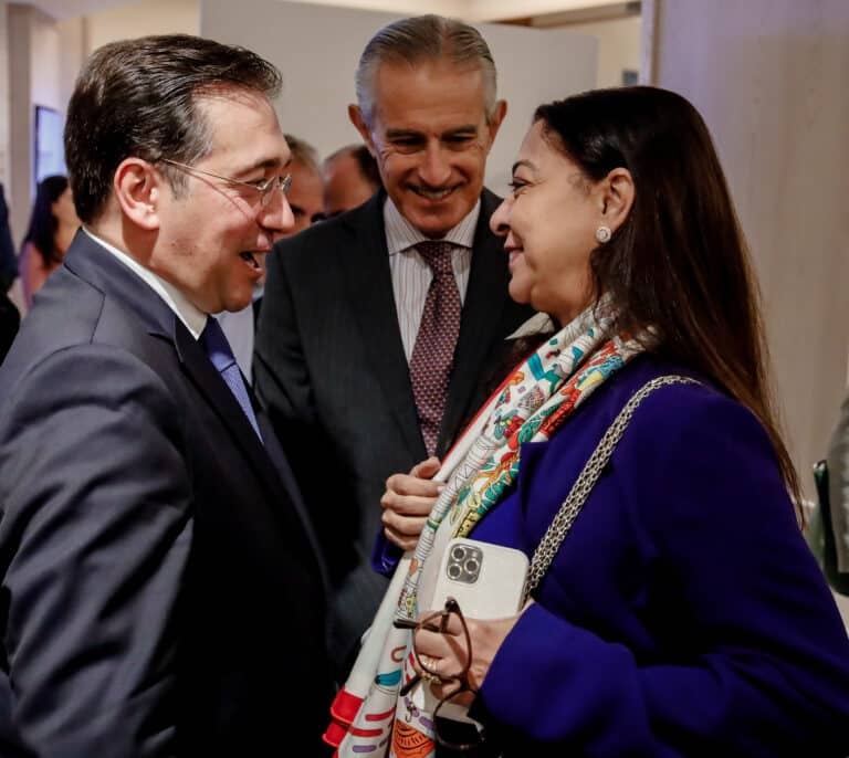 Albares evita responder a Argelia sobre el cambio de posición y acusa al PP de "frivolidad"
