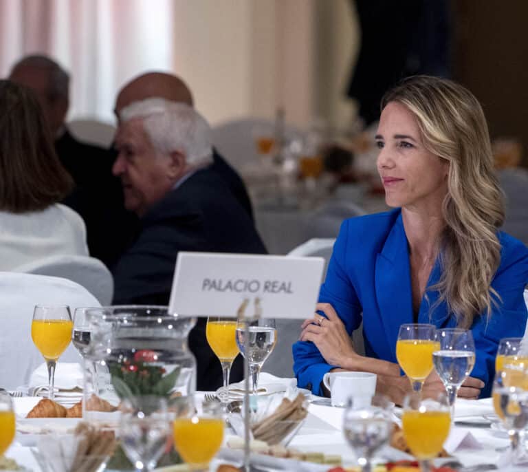 Álvarez de Toledo critica que Feijóo se reúna con Abascal en secreto y aboga por la "cordialidad" con Vox