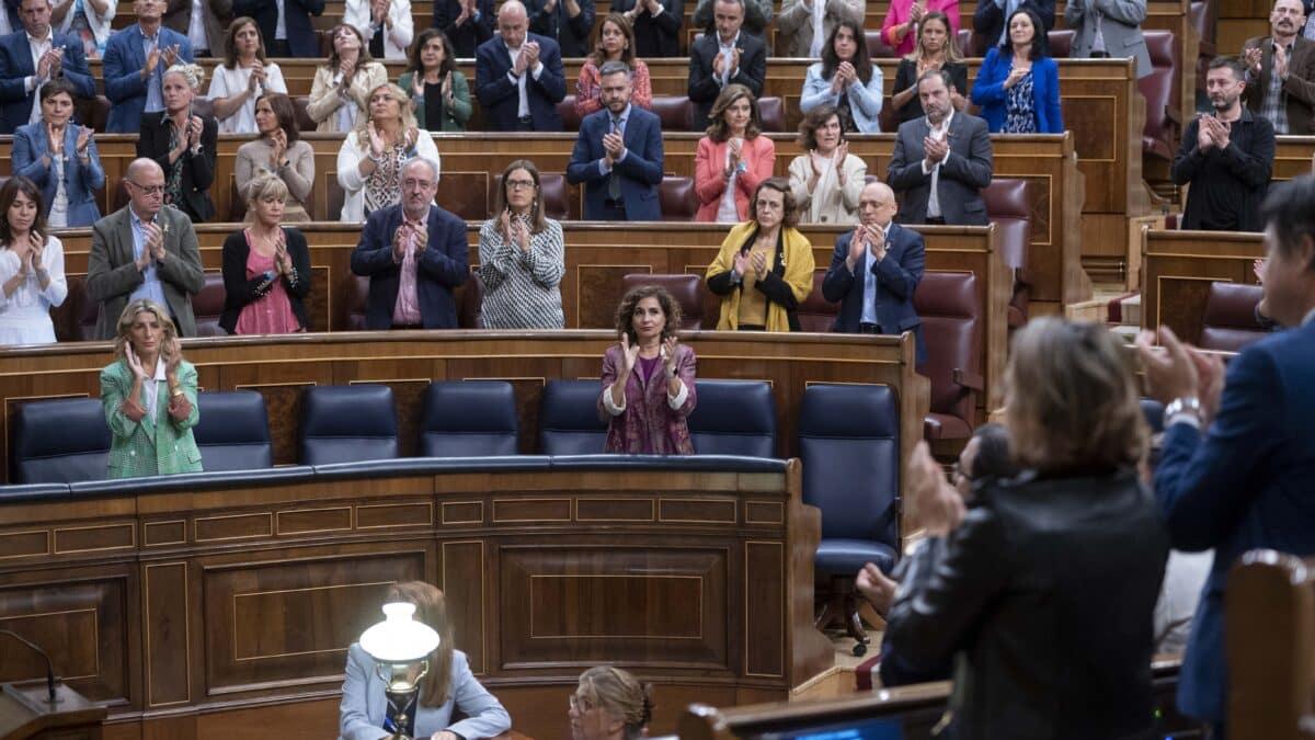 La vicepresidenta segunda del Gobierno y ministra de Trabajo, Yolanda Díaz (i), y la ministra de Hacienda y Función Pública, María Jesús Montero (d), aplauden en la lectura de una manifiesto en contra de la muerte de la joven iraní por parte de la policía, en una sesión plenaria, en el Congreso de los Diputados, a 29 de septiembre de 2022, en Madrid (España).